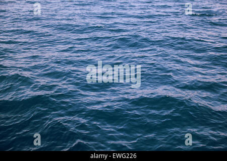 L'eau agitée de l'océan bleu foncé de l'eau agitée Motif bleu blue waves Banque D'Images
