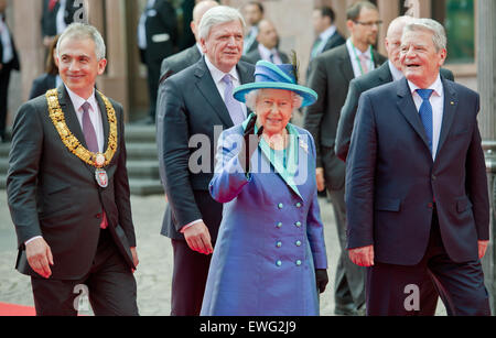 Frankfurt am Main, Allemagne, 25 juin 2015. La Grande-Bretagne La reine Elizabeth II (3-L), avec le premier maire de Francfort Peter Feldmann (L), Volker Bouffier (2-L), Premier Ministre de l'état allemand de la Hesse, et le Président allemand Joachim Gauck (R), passe les spectateurs comme elle marche à travers le Roemer à Francfort/Main, Allemagne, 25 juin 2015. La Reine et son mari sont sur leur cinquième visite d'État en Allemagne. Dpa : Crédit photo alliance/Alamy Live News Banque D'Images