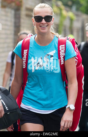 Wimbledon London,UK. 25 juin 2015. La défense de champion de Wimbledon Petra Kvitova chers (CZE) arrive au niveau de la pratique que les profils têtes compte à rebours a commencé avant le début de l'année 2015, tennis de Wimbledon le 29 juin : Crédit amer ghazzal/Alamy Live News Banque D'Images