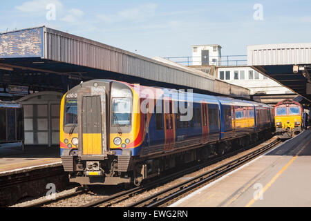 Le train South West pour Portsmouth s'est arrêté à la gare centrale de Southampton, Southampton, Hampshire, au Royaume-Uni, en juin Banque D'Images