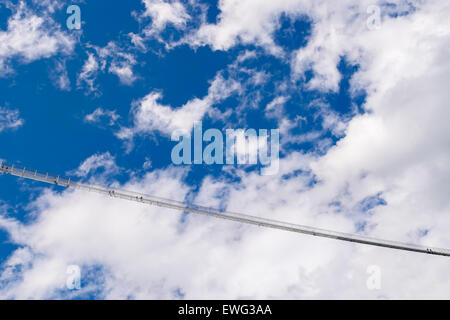 Image d'un pont des chaînes en haute altitude avec ciel bleu et nuages Banque D'Images