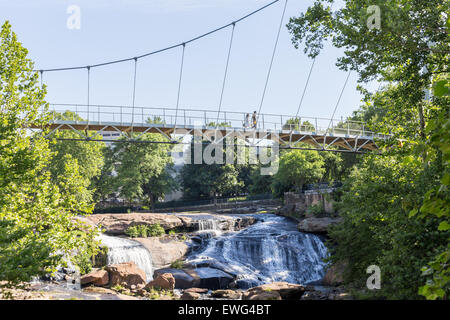 Le pont de la liberté, un pont suspendu, traverse le Reedy River Falls à beau et passionnant centre-ville de Greenville, SC. Banque D'Images