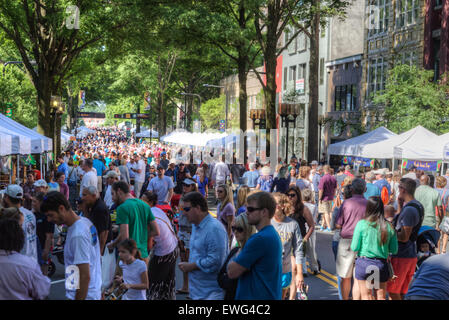 Foule Shoppers les rues de Greenville, SC à la recherche d'aliments frais locaux et de l'artisanat local au marché du samedi de la TD. Banque D'Images