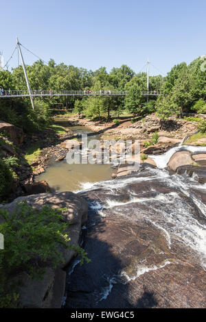 Le pont de la liberté, un pont suspendu, traverse le Reedy River Falls à beau et passionnant centre-ville de Greenville, SC. Banque D'Images