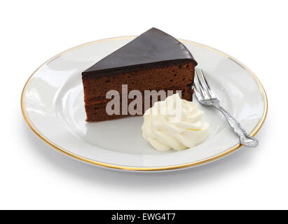 Sachertorte faits maison, gâteau au chocolat autrichien isolé sur fond blanc Banque D'Images