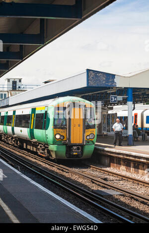 Le train du sud de Brighton s'est arrêté à la gare centrale de Southampton, Southampton, Hampshire, au Royaume-Uni, en juin Banque D'Images