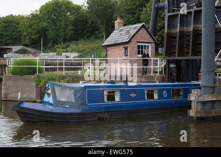 L'élévateur à bateau Anderton près de Northwich dans Cheshire, liens la rivière Weaver et le Canal Trent et Mersey. Après avoir soulevé la porte Banque D'Images