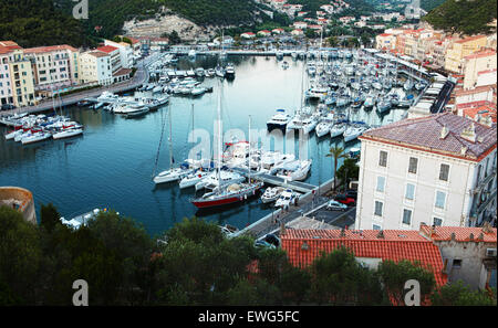 Vue depuis la citadelle de la marina de Bonifacio en Corse Banque D'Images