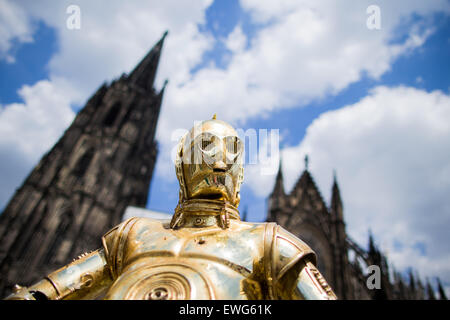 Cologne, Allemagne. 25 Juin, 2015. Une cire figure de 'C-3PO' du film Star Wars franchise a été mis en place en face de la cathédrale de Cologne, Allemagne, 25 juin 2015. Madame Tussauds Berlin a ouvert une exposition spéciale intitulée "La guerre des étoiles, en étroite collaboration avec Disney et Lucas Films et a lancé une tournée promotionnelle à travers Dresde, Munich, Stuttgart, Francfort, Cologne et Essen du 22 au 25 juin 2015. PHOTO : ROLF VENNENBERND/dpa/Alamy Live News Banque D'Images