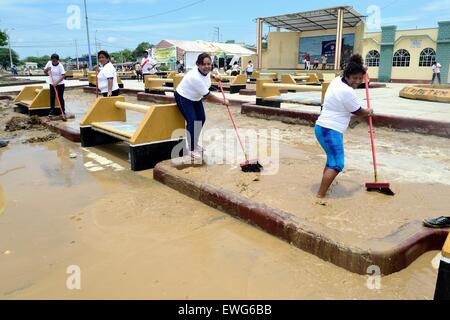 En raison de la pluie à Puerto PIZARRO . Ministère de Tumbes .PÉROU Banque D'Images