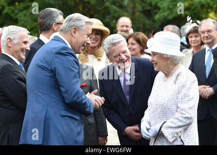 Berlin, Allemagne. 25 Juin, 2015. La Grande-Bretagne La reine Elizabeth II (2-R) s'entretient avec le Président allemand Joachim Gauck (3-R), ancien maire de Berlin Klaus Wowereit (2-L) et son partenaire Jörn Kubicki (L), au Queen's Birthday Party à la résidence de l'ambassadeur britannique à l'Allemagne à Berlin, Allemagne, 25 juin 2015. Le monarque britannique et son mari sont sur leur cinquième visite d'État en Allemagne, du 23 au 26 juin. Photo : JENS KALAENE/dpa/Alamy Live News Banque D'Images