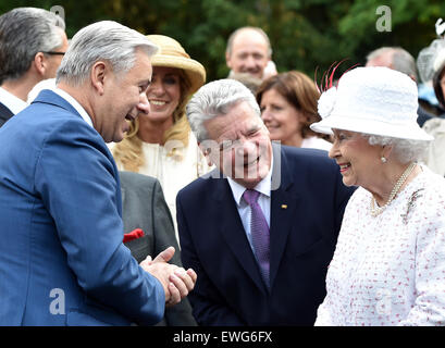 Berlin, Allemagne. 25 Juin, 2015. La Grande-Bretagne La reine Elizabeth II (R) s'entretient avec le Président allemand Joachim Gauck (C) et l'ancien maire de Berlin Klaus Wowereit (L), au Queen's Birthday Party à la résidence de l'ambassadeur britannique à l'Allemagne à Berlin, Allemagne, 25 juin 2015. Le monarque britannique et son mari sont sur leur cinquième visite d'État en Allemagne, du 23 au 26 juin. Photo : JENS KALAENE/dpa/Alamy Live News Banque D'Images