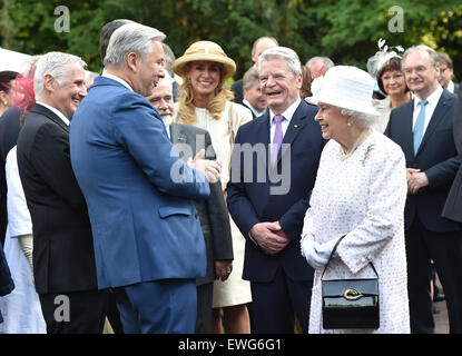 Berlin, Allemagne. 25 Juin, 2015. La Grande-Bretagne La reine Elizabeth II (2-R) s'entretient avec le Président allemand Joachim Gauck (3-R), ancien maire de Berlin Klaus Wowereit (2-L) et son partenaire Jörn Kubicki (L), au Queen's Birthday Party à la résidence de l'ambassadeur britannique à l'Allemagne à Berlin, Allemagne, 25 juin 2015. Le monarque britannique et son mari sont sur leur cinquième visite d'État en Allemagne, du 23 au 26 juin. Photo : JENS KALAENE/dpa/Alamy Live News Banque D'Images