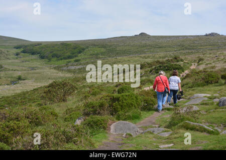 Deux femmes marchant sur la piste vers wistman's wood à partir de deux ponts, Dartmoor National Park, Devon, Angleterre Banque D'Images