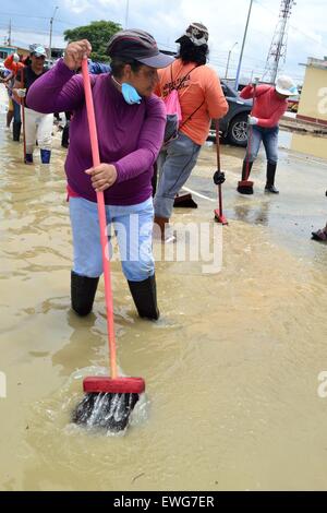 En raison de la pluie à Puerto PIZARRO . Ministère de Tumbes .PÉROU Banque D'Images