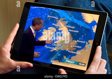 Regarder la météo sur la chaîne BBC News streaming en ligne via un iPad Air Banque D'Images