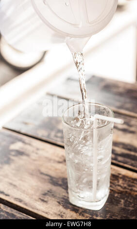 Les éclaboussures d'eau à partir du verre, de la glace de l'eau pour boire Banque D'Images