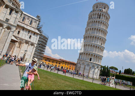 Les touristes en tour de Pise selfies Italie Banque D'Images