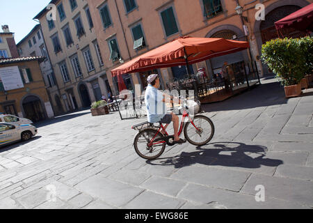 L'homme sur location Lucca Italie Banque D'Images