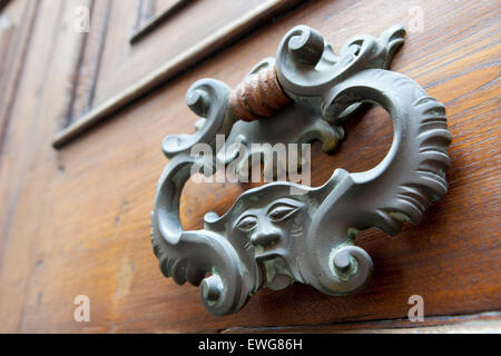 Heurtoir de porte en laiton, vieille ville Lucca Italie Banque D'Images