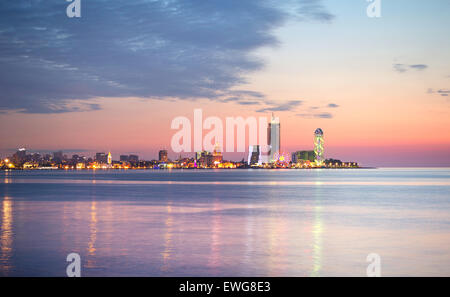 Skyline de Batoumi au coucher du soleil avec reflet dans la mer. La Géorgie Banque D'Images