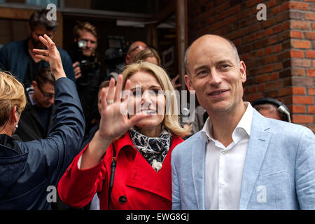 Danisg H, Helle Thorning-Schmidt (Soc.dem) et son mari, Stephen Kinnock arrive à la PM locale du bureau de vote au Kildevaeldsskolen Oesterbro Copeenhagen à dans où elle jettera son vote Banque D'Images
