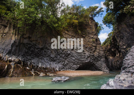 Les Gorges de l'Alcantara. La pierre volcanique avec rochers basaltiques. Région de la Sicile. L'Italie. Banque D'Images