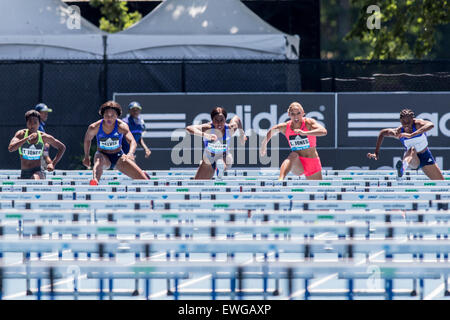 Tiffany Porter (GBR) et Lolo Jones (USA) qui se font concurrence sur les femmes le 100m haies à l'Adidas 2015 Grand Prix de la Ligue de diamant de NEW YORK Banque D'Images