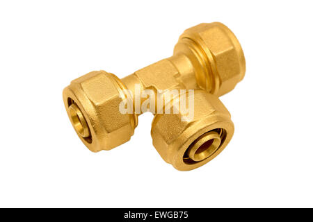 Raccord en t en laiton pour connecter les tuyaux en plastique isolé sur fond blanc. Banque D'Images