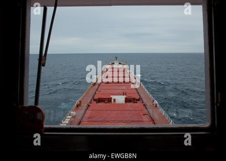Laker en vrac en cours par la fenêtre Pont de bateau Banque D'Images