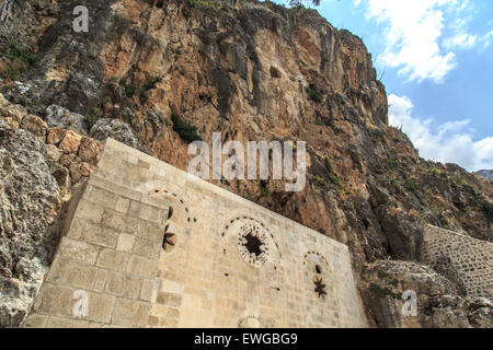 Vue de dessous de l'église Saint Pierre sculpté dans la montagne d'Antakya, l'une des plus anciennes églises de la chrétienté. Banque D'Images