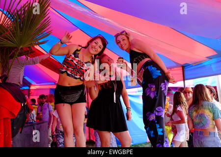 Festival de Glastonbury, Somerset, Royaume-Uni. 25 juin 2015. Glastonbury Festival festivaliers chill out comme une chaude journée ensoleillée se termine et Glastonbury se prépare pour sa célèbre vie nocturne. Crédit : Tom Jura/Alamy Live News Banque D'Images