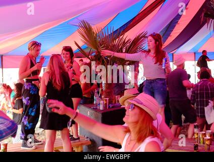 Festival de Glastonbury, Somerset, Royaume-Uni. 25 juin 2015. Glastonbury Festival festivaliers chill out comme une chaude journée ensoleillée se termine et Glastonbury se prépare pour sa célèbre vie nocturne. Crédit : Tom Jura/Alamy Live News Banque D'Images