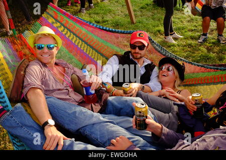 Festival de Glastonbury, Somerset, Royaume-Uni. 25 juin 2015. Glastonbury Festival festivaliers chill out comme une chaude journée ensoleillée se termine et Glastonbury se prépare pour sa célèbre vie nocturne. Crédit : Tom Jura/Alamy Live News Banque D'Images