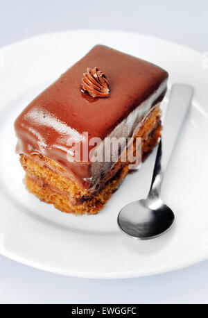 Gâteau au chocolat sur fond gris Banque D'Images
