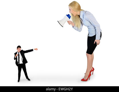 Business Woman screaming sur mégaphone sur petit homme Banque D'Images