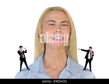 L'homme d'affaires peu isolés de crier sur souligné femme Banque D'Images