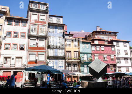 À la place Ribeira (Praca da Ribeira). Le quartier de Ribeira, la zone médiévale sur la rive nord du fleuve Douro. Porto, également connu sous le nom de Porto, est la deuxième plus grande ville du Portugal. Situé le long de l'estuaire de la rivière Douro, dans le nord du portugal, Porto est l'un des plus anciens centres d'Europe, et inscrit au Patrimoine Mondial de l'UNESCO.Porto, Portugal. Banque D'Images