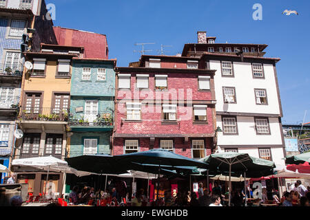 À la place Ribeira (Praca da Ribeira). Le quartier de Ribeira, la zone médiévale sur la rive nord du fleuve Douro. Porto, également connu sous le nom de Porto, est la deuxième plus grande ville du Portugal. Situé le long de l'estuaire de la rivière Douro, dans le nord du portugal, Porto est l'un des plus anciens centres d'Europe, et inscrit au Patrimoine Mondial de l'UNESCO.Porto, Portugal. Banque D'Images