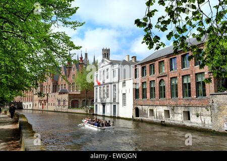 Bateau de tourisme au bord du canal Groenerei dans le centre-ville de Bruges, Belgique Banque D'Images
