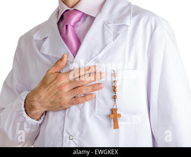 Buste d'un homme portant un manteau blanc médical, pâle et brillant chemise fuchsia fuchsia cravate et garder en Chapelet en bois sur poche coeur Banque D'Images