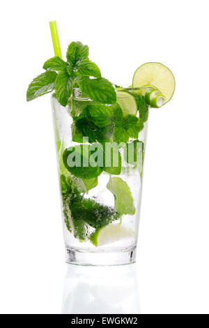 Image de Mojito cubain traditionnel, sur fond blanc avec la réflexion sur les bas. Banque D'Images