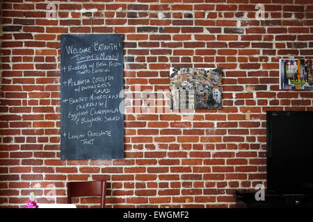 Mur de brique rouge avec menu chalk board Banque D'Images