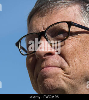 Paris, France. 25 Juin, 2015. Le fondateur de Microsoft Bill Gates, co-présidente de la Fondation Bill & Melinda Gates, s'adresse aux journalistes après sa rencontre avec le président français François Hollande à l'Elysée à Paris, France, le 25 juin 2015. Crédit : Chen Xiaowei/Xinhua/Alamy Live News Banque D'Images