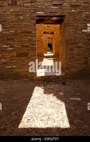 Les portes et la lumière au sein de Pueblo Bonito à Chaco Culture National Historical Park dans le Nouveau Mexique. Banque D'Images