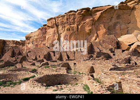 Ruines d'extérieur Pueblo Bonito à Chaco Culture National Historical Park dans le Nouveau Mexique. Banque D'Images