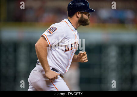 Houston, Texas, USA. 25 Juin, 2015. Astros de Houston frappeur Evan Gattis (11) trot vers 1ère pendant un match entre les Astros de Houston et les Yankees de New York au Minute Maid Park de Houston, TX. Les Astros a gagné 4-0.Trask Smith/CSM Crédit : Cal Sport Media/Alamy Live News Banque D'Images