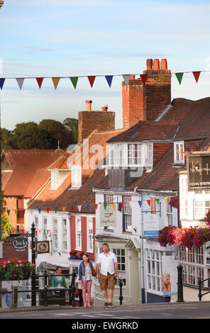 Quay Hill et la rue Quay à Lymington Hampshire sur le bord de la New Forest Banque D'Images