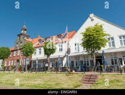 Les maisons historiques ornent les quais de Tönning, un petit port historique en Frise du Nord, Allemagne Banque D'Images