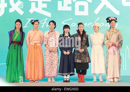 Beijing, Chine. 26 Juin, 2015. Acteurs assister à la conférence de presse de l'avant-première du nouveau film 'je suis quelqu'un' à Beijing, capitale de Chine, le 26 juin 2015. Le film sortira officiellement le 3 juillet. Credit : Zhang Yu/Xinhua/Alamy Live News Banque D'Images